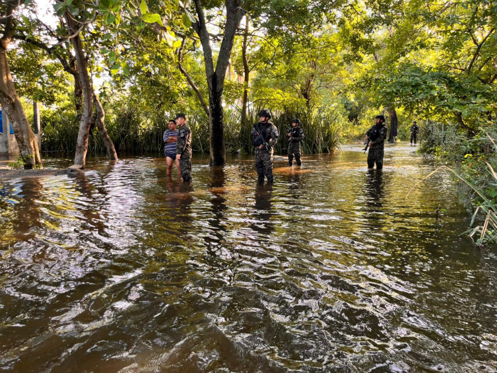 Autoridades trasladan a familias de zona vulnerable por inundaciones en La Libertad Costa