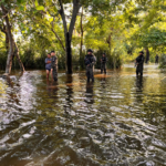 Autoridades trasladan a familias de zona vulnerable por inundaciones en La Libertad Costa