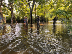 Autoridades trasladan a familias de zona vulnerable por inundaciones en La Libertad Costa