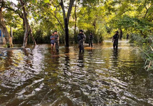 Autoridades trasladan a familias de zona vulnerable por inundaciones en La Libertad Costa