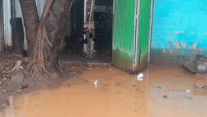 Inundaciones alcanzan viviendas en Playa San Diego, La Libertad
