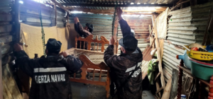 Personal de la Fuerza Naval colabora con habitantes de Acajutla ante riesgo por lluvias