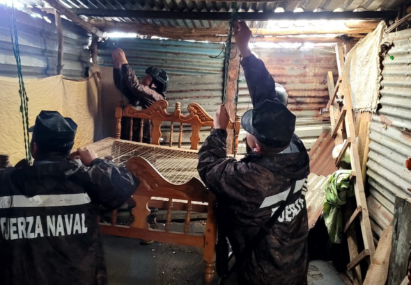 Personal de la Fuerza Naval colabora con habitantes de Acajutla ante riesgo por lluvias