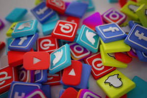 «Las redes sociales están haciendo infelices a los niños»: Reino Unido anuncia veto histórico para menores de 16 años