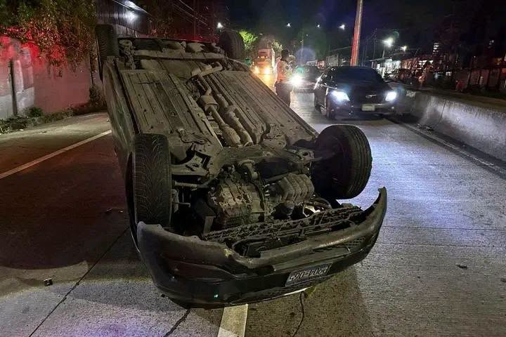 Atienden a conductor tras volcadura registrada en el kilómetro 6 de la Troncal del Norte