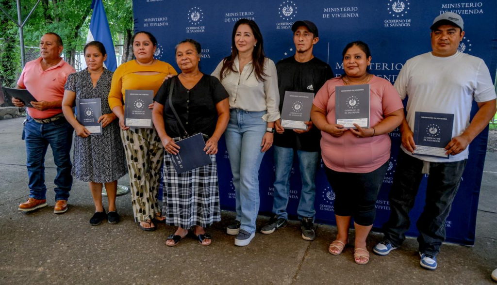 Beneficiarios agradecen entrega de títulos de propiedad en Morazán