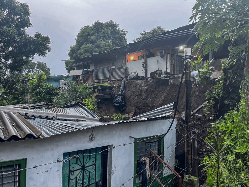 Lluvias provocan daños en viviendas tras colapso de muros de contención en Coatepeque