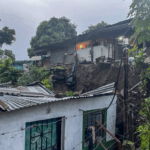 Lluvias provocan daños en viviendas tras colapso de muros de contención en Coatepeque