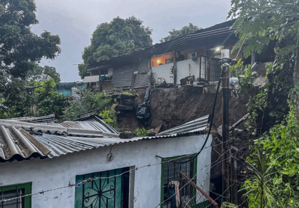 Lluvias provocan daños en viviendas tras colapso de muros de contención en Coatepeque