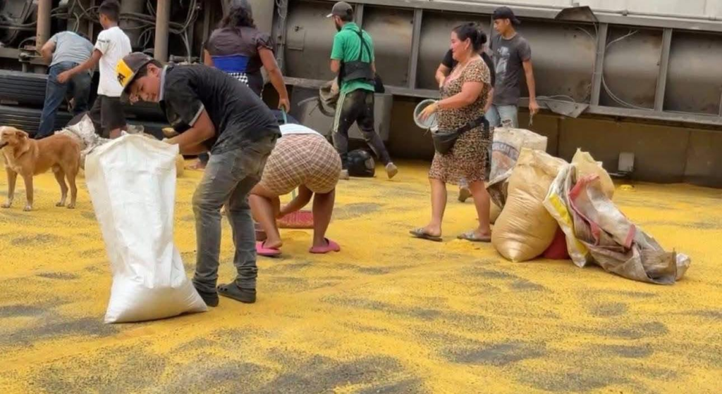 Decenas de personas aprovecharon carga derramada tras volcadura de rastra en Honduras