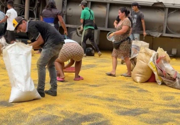Decenas de personas aprovecharon carga derramada tras volcadura de rastra en Honduras