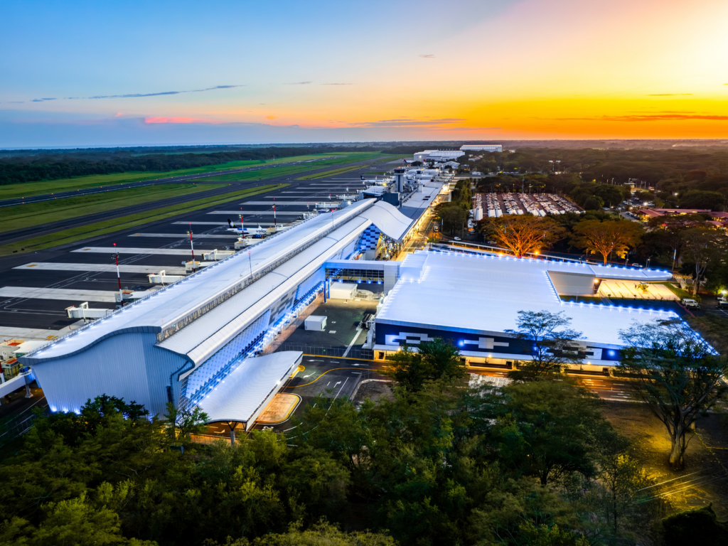 Nueva terminal del Aeropuerto Internacional de El Salvador amplía capacidad de atención a pasajeros