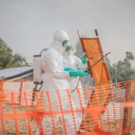 Brote de ébola en Congo supera los mil casos mientras Francia activa protocolos de emergencia