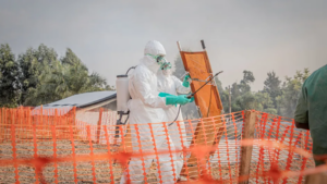 Brote de ébola en Congo supera los mil casos mientras Francia activa protocolos de emergencia