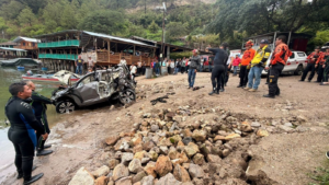 Extraen vehículo localizado a 45 pies de profundidad durante búsqueda en laguna de Ayarza