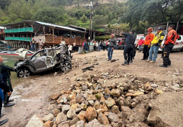 Extraen vehículo localizado a 45 pies de profundidad durante búsqueda en laguna de Ayarza
