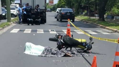 Motociclista fallece tras accidente con furgón sobre la Carretera de Oro