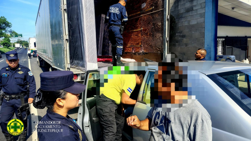 Un fallecido y dos heridos tras choque entre un sedán y un furgón en Quezaltepeque