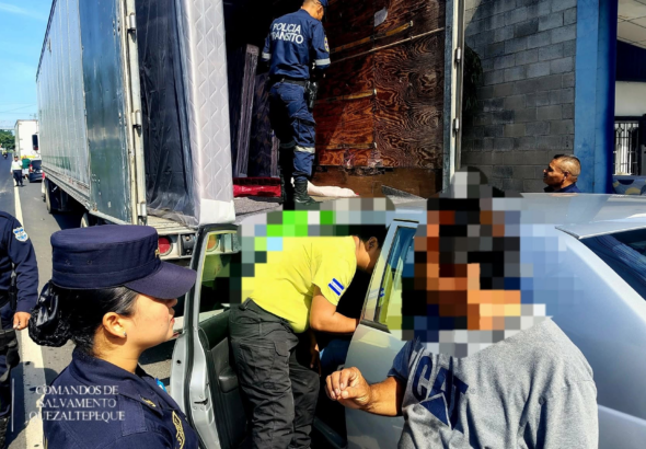 Un fallecido y dos heridos tras choque entre un sedán y un furgón en Quezaltepeque