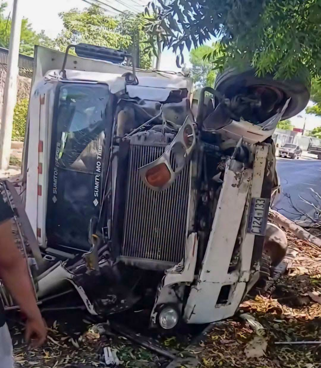 Accidente de volqueta genera complicaciones en las cercanías de Walmart, en San Miguel