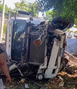 Accidente de volqueta genera complicaciones en las cercanías de Walmart, en San Miguel