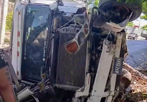 Accidente de volqueta genera complicaciones en las cercanías de Walmart, en San Miguel