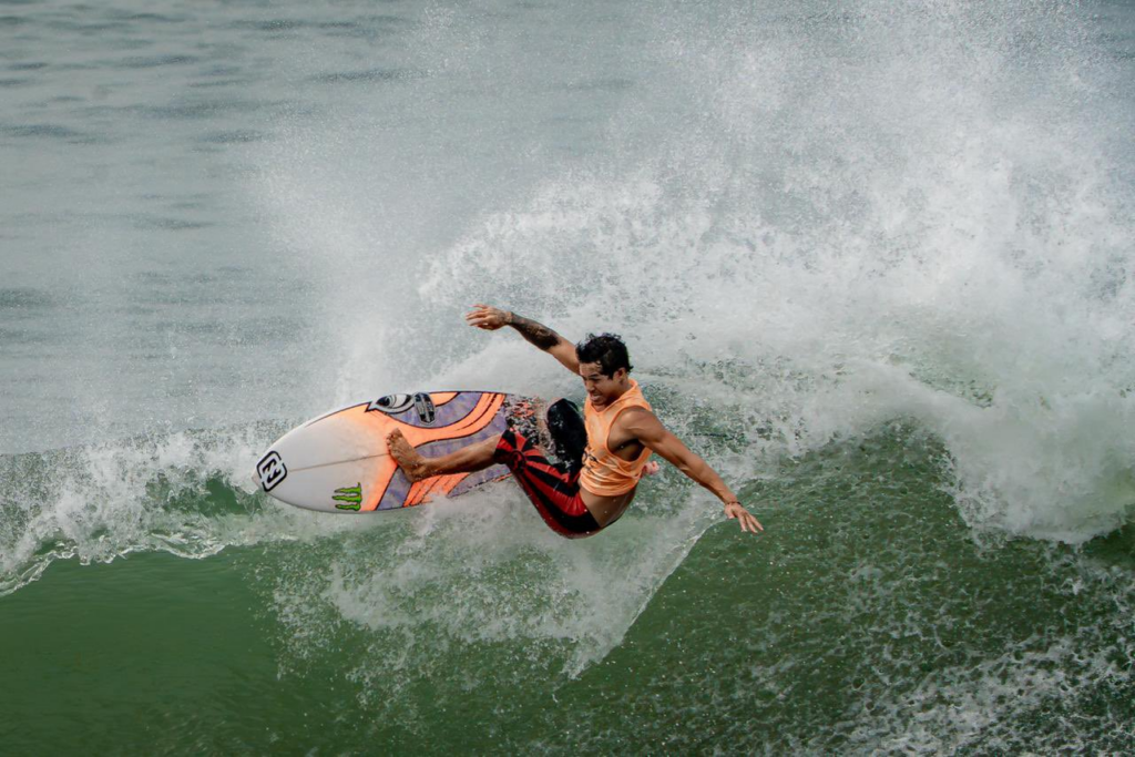 Surfistas internacionales afinan su preparación en El Salvador antes del esperado Championship Tour