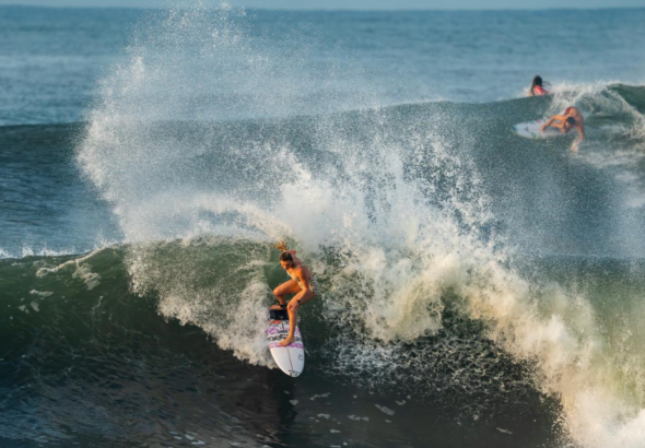 Bryan Pérez y Melvin Ayala representarán a El Salvador en el Surf City Pro 2026