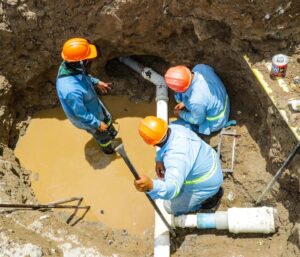 Cuadrillas de ANDA atienden emergencia en la red hídrica de San Salvador Centro