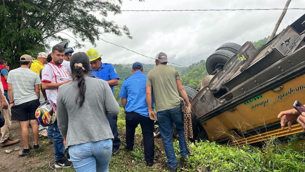 Autoridades investigan accidente de autobús que dejó tres fallecidos en San Juan del Río Coco