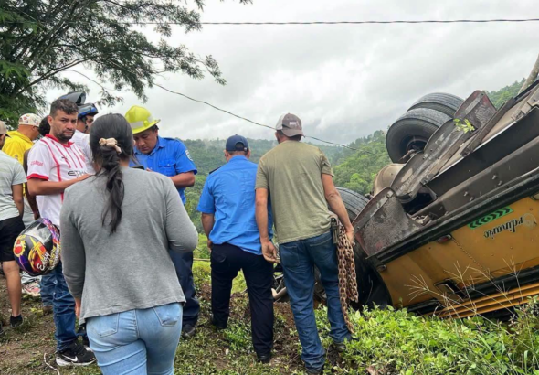 Autoridades investigan accidente de autobús que dejó tres fallecidos en San Juan del Río Coco