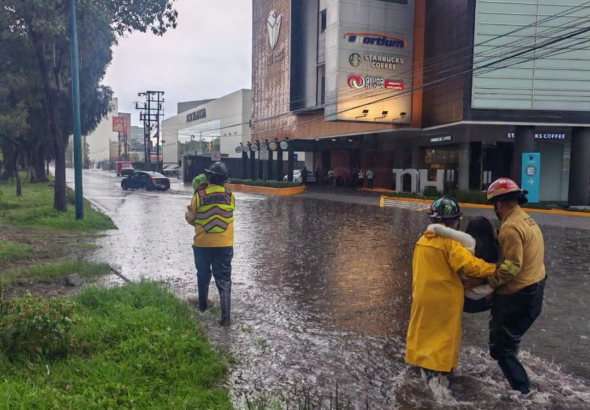 Encharcamientos movilizan a cuerpos de emergencia en Manuel Ávila Camacho, México