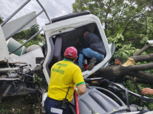 Accidente en la carretera Panamericana deja a un conductor atrapado en Apopa