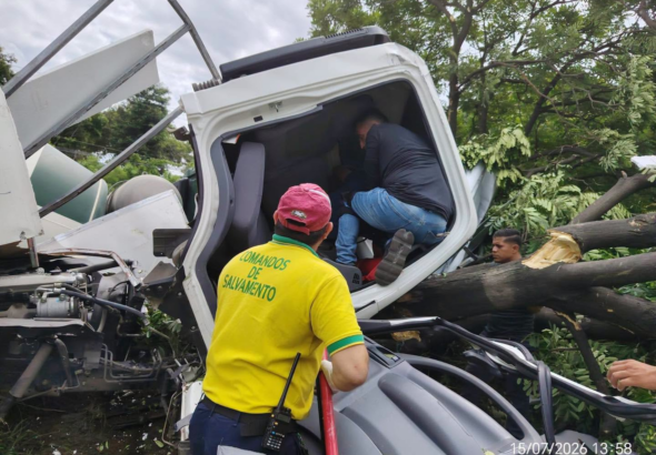 Accidente en la carretera Panamericana deja a un conductor atrapado en Apopa