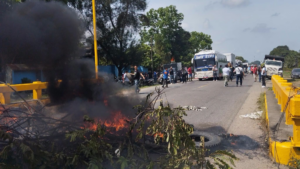 Protestas y bloqueos de taxistas generan tensión en vías de acceso en Honduras