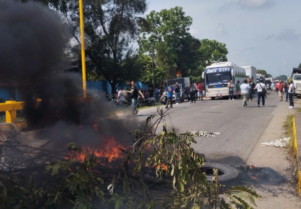 Protestas y bloqueos de taxistas generan tensión en vías de acceso en Honduras
