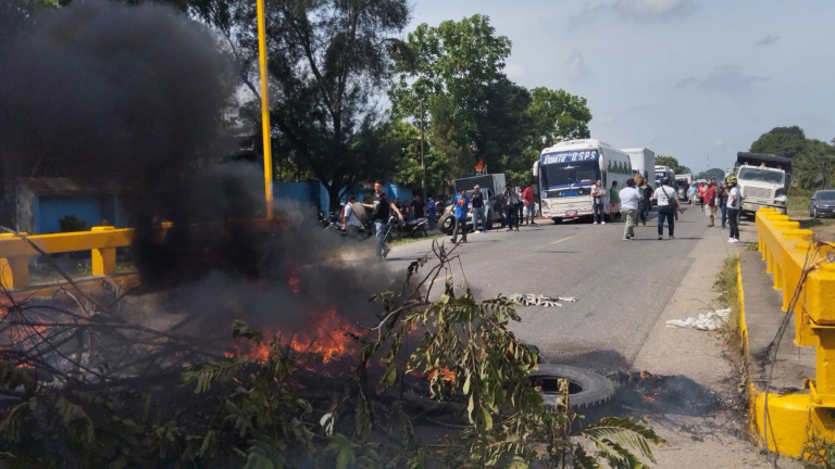 Protestas y bloqueos de taxistas generan tensión en vías de acceso en Honduras