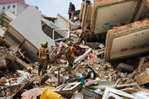 Rescatistas salvadoreños mantienen operativo en edificio colapsado tras marcación positiva de unidad canina