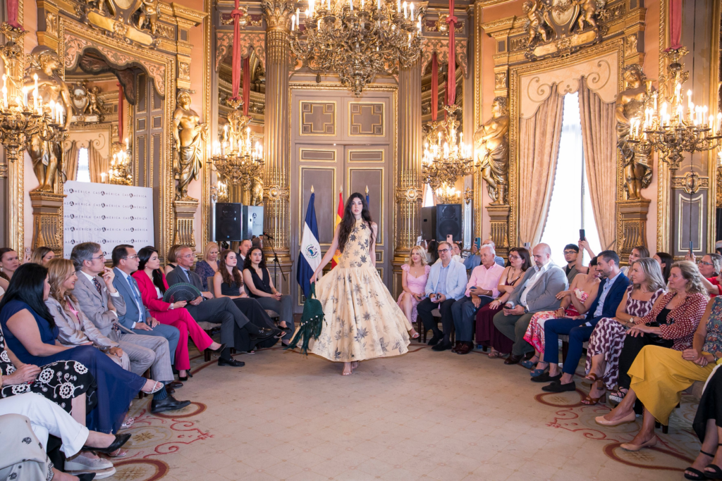 Moda artesanal salvadoreña busca abrir mercados internacionales desde España