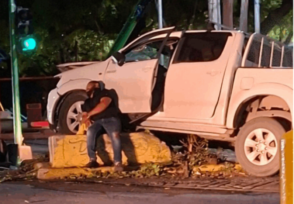 Investigan a conductor que impactó una camioneta contra un semáforo en Managua