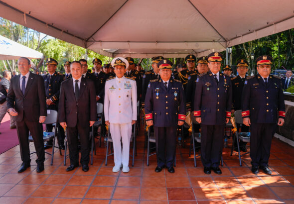 Homenaje póstumo honra la memoria de héroes policiales fallecidos en el cumplimiento del deber