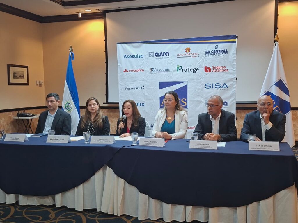 ASES y la UES firman acuerdo para vincular la formación matemática con oportunidades en el sector asegurador