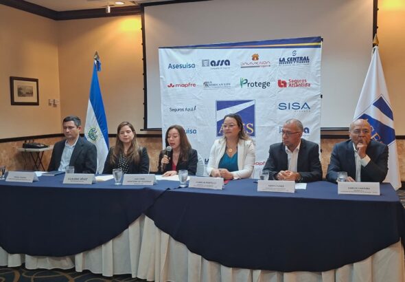 ASES y la UES firman acuerdo para vincular la formación matemática con oportunidades en el sector asegurador