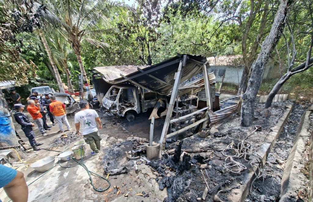 Habitantes controlan incendio registrado en taller mecánico