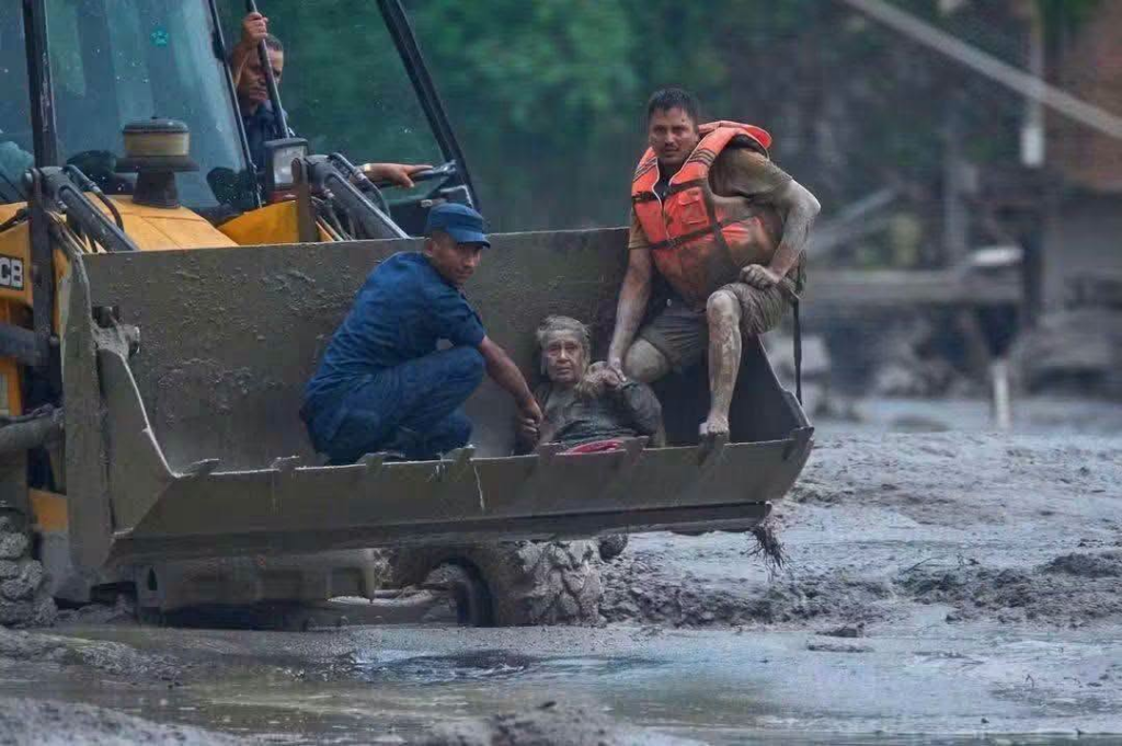 Desprendimiento de hielo y rocas habría provocado devastadora crecida en la frontera de Nepal y China