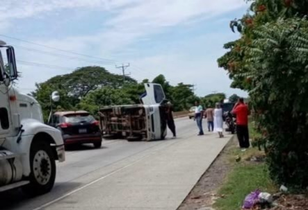 Tres personas resultaron lesionadas tras volcadura de pickup en Sonsonate