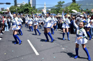 Miles de familias disfrutaron del Desfile del Correo en el inicio de las Fiestas Agostinas