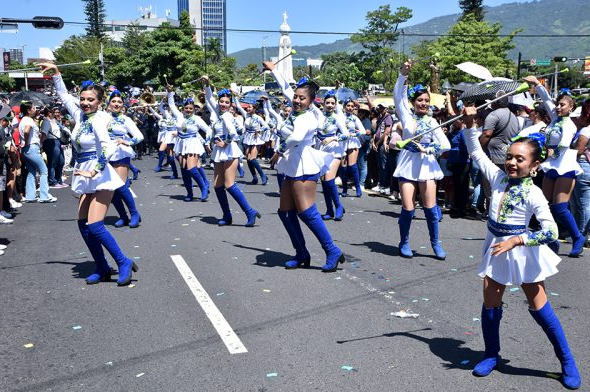 Miles de familias disfrutaron del Desfile del Correo en el inicio de las Fiestas Agostinas
