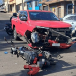 Accidente deja pickup volcado en la carretera bajando Las Placitas