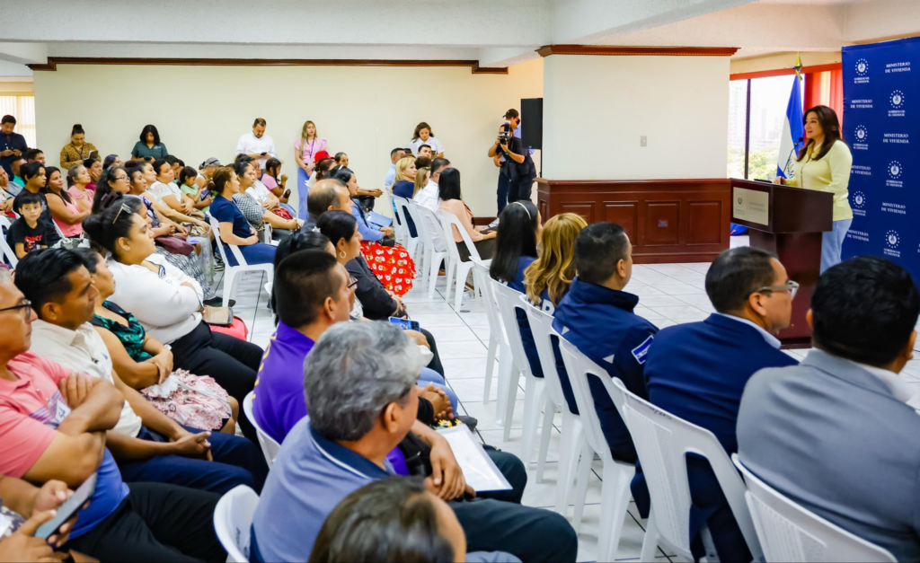 Gobierno entrega escrituras a familias afectadas por Corporación Argoz
